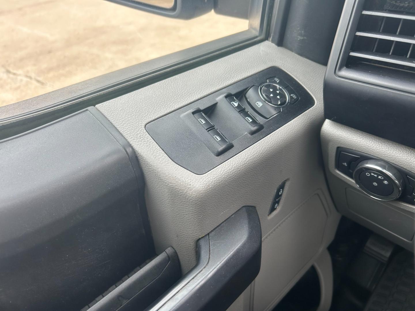 2017 White /Gray Ford F-150 XLT SuperCab 8-ft. Bed 4WD (1FTEX1EF4HK) with an 5.0L V8 OHV 16V engine, 6-Speed Automatic transmission, located at 17760 Hwy 62, Morris, OK, 74445, (918) 733-4887, 35.609104, -95.877060 - 2017 FORD F-150 5.0 V8 XL SUPERCAB 4WD BI-FUEL RUNS ON CNG (COMPRESSED NATURAL GAS) OR GASOLINE. 2017 FORD F-150 FEATURES A REMOTE KEYLESS ENTRY, POWER LOCKS, POWER WINDOWS, POWER MIRRORS, MANUEL SEATS, CLOTH SEATS, AM/FM RADIO, SIRIUS, CD PLAYER, AUX, USB, BLUETOOTH FOR HANDS-FREE CALLING, MULTI-FU - Photo#10